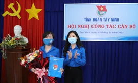 Chị Hoàng Thị Thanh Thúy trao quyết định và tặng hoa chúc mừng tân phó Bí thư Tỉnh đoàn Tây Ninh Trịnh Thị Như Trang.