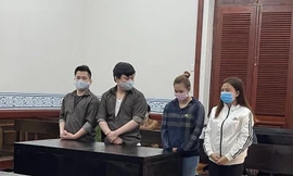 4 bị cáo là 2 cặp vợ chồng tại phiên tòa.