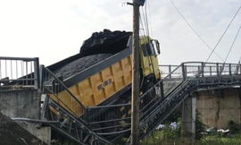 Xe chở 48 tấn bê tông nhựa làm sập cầu dây văng Bình Phong Thạnh chỉ cho phép tại trọng 5 tấn.