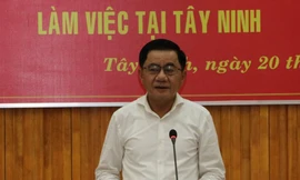 Ông Trần Cẩm Tú phát biểu tại buổi làm việc với tỉnh Tây Ninh chiều 20/4. Ảnh: PV.