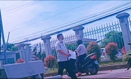 Ông Đỗ Thanh Bình (đứng) và ông Nguyễn Duy Lâm (ngồi xe máy) sau phiên xử. Cả 2 ông cùng được tại ngoại hầu tòa. Ảnh: Tân Châu