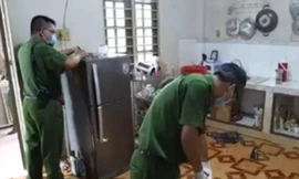 Cảnh sát đang giám định hiện trường.