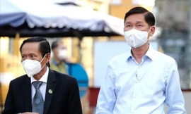 Cựu phó Chủ tịch UBND TPHCM - bị cáo Trần Vĩnh Tuyến (phải) và luật sư Phan Trung Hoài tại tòa án sáng nay 6/12