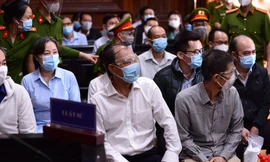 Các bị cáo và người liên quan tại toà.