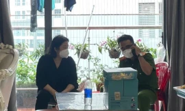 Bị can Hoàng Thị Hồng vừa bị bắt. 