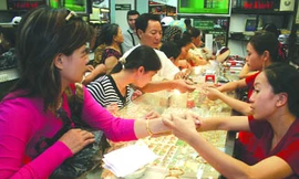 Giao dịch mua bán vàng tại cửa hàng Bảo Tín Minh Châu (Hà Nội)