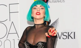 Lady Gaga phô diễn mốt giày khủng, ngực bự