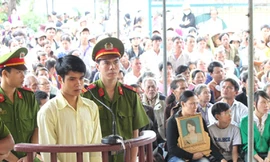 Một phiên tòa xét xử vụ án mạng liên quan ghen tuông