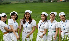 Những thiếu nữ TH trên đồng cỏ xanh