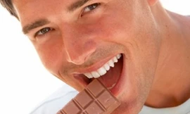 Nam giới ăn sô-cô-la, giảm nguy cơ đột quỵ