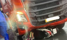 Va chạm xe đầu kéo, người phụ nữ cùng 2 con nhỏ tử vong