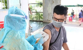 Hậu Giang tiêm vắc xin COVID-19 cho hơn 70.400 trẻ em, Cà Mau chuyển cấp độ dịch