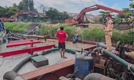 Liên tiếp bắt giữ tàu hút, chở cát lậu ở Vĩnh Long