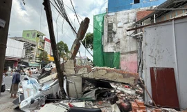 Tường 3,5 mét đổ sập khi dỡ nhà, công nhân bị thương