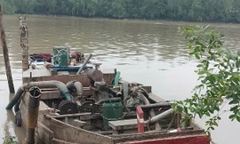 Đại úy công an phải cắt bỏ hai chân sau khi bị ghe ‘cát tặc’ đâm rơi xuống sông