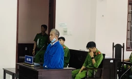 Ghen tuông, câu điện vào cổng nhà tình địch