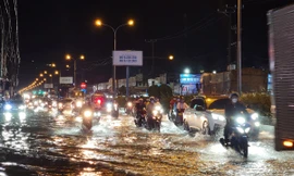 Đường phố ngập sâu, người Cần Thơ chật vật về nhà sau cơn mưa lớn