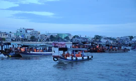 Chủ tàu du lịch chợ nổi Cái Răng 'khóc ròng' vì quy định lắp hộp đen mới được đăng kiểm 