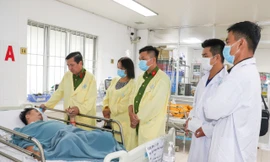 Trao 100 triệu đồng hỗ trợ đại úy cảnh sát bị thương khi xử lý 'cát tặc'