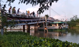 Sà lan chở đá đâm lệch nhịp cầu ở Cần Thơ