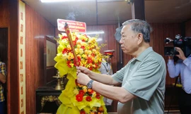 Chủ tịch nước Tô Lâm dâng hương tại Đền thờ Bác Hồ ở Trà Vinh