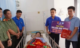 Trao Huy hiệu Tuổi trẻ dũng cảm cho đại úy cảnh sát bị thương khi xử lý 'cát tặc'