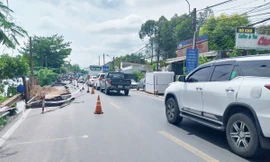 Quốc lộ 80 đang cải tạo bỗng sạt lở hơn 40m, giao thông ùn tắc