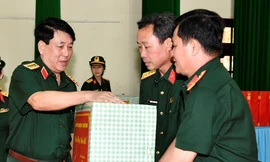 Đại tướng Lương Cường thăm, tặng quà Tết tại Trà Vinh