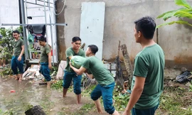 Cần Thơ lở 20m đê bao, nước tràn vào nhà dân quận trung tâm 