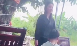 Mâu thuẫn với ‘đàn chị’, hai nữ sinh bị bắt quỳ gối và tát vào mặt