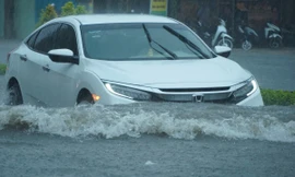 Nhiều tuyến đường ở Cần Thơ ngập sâu sau trận mưa lớn