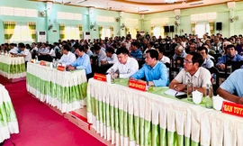 Chủ tịch tỉnh Vĩnh Long đối thoại với dân nơi khai thác cát cho cao tốc