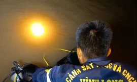 Lật ghe chở xi măng, một người mất tích