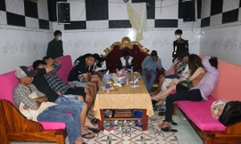 Hàng chục nam nữ 'bay lắc' trong quán karaoke