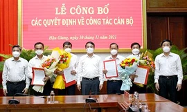 Lãnh đạo Tỉnh ủy, HĐND, UBND tỉnh Hậu Giang chúc mừng những cán bộ nhận nhiệm vụ mới.