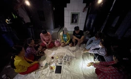 Nhiều 'quý bà' lắc tài xỉu tại khu nhà mồ lúc chạng vạng