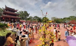Dòng người nườm nượp về Thiền viện Trúc Lâm Phương Nam mùng 1 Tết