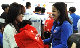 Cần Thơ tặng quà Tết thanh niên dân tộc, tôn giáo