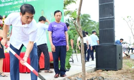 Lãnh đạo Hậu Giang trồng cây xanh 'chống biến đổi khí hậu' ở Mekong Delta Marathon