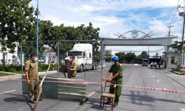 Lập chốt gác để đảm bảo doanh nghiệp hoạt động "3 tại chỗ" ở Cần Thơ.