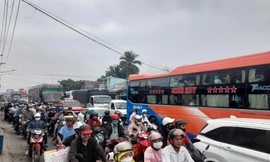 Quốc lộ về Hậu Giang đông nghẹt sáng 29 tháng Chạp