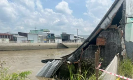 Sạt lở kênh nuốt trọn 2 căn nhà ở Hậu Giang
