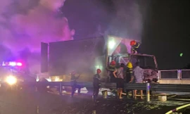 Xe chở sợi thuốc lá cháy trên cao tốc Mỹ Thuận - Cần Thơ