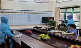 Bắt nữ đối tượng nhiều lần vi phạm quy định cách ly, dùng chai cồn đánh công an