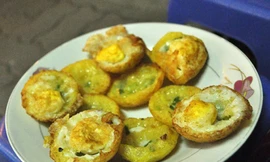 Bánh căn, chè chuối nướng ngon lạ ở vỉa hè Nguyễn Như Đổ