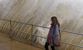 Giới trẻ Anh mạo hiểm tính mạng để ngắm sóng dữ