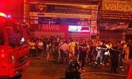 Náo loạn vì cháy quán karaoke trong đêm