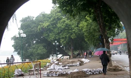Hồ Gươm 'xấu xí' sau điểm hẹn phố và hoa