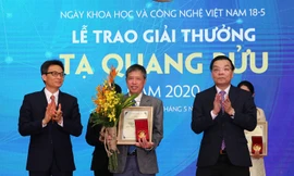 PGS. Phạm Tiến Sơn, trường Đại học Đà Lạt được vinh danh tại giải thưởng Tạ Quang Bửu năm 2020. Ảnh Đình Nam