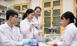Sinh viên ĐH Quốc gia Hà Nội trong phòng thí nghiệm. Ảnh chụp trước 27/4/2021. Ảnh: VNU